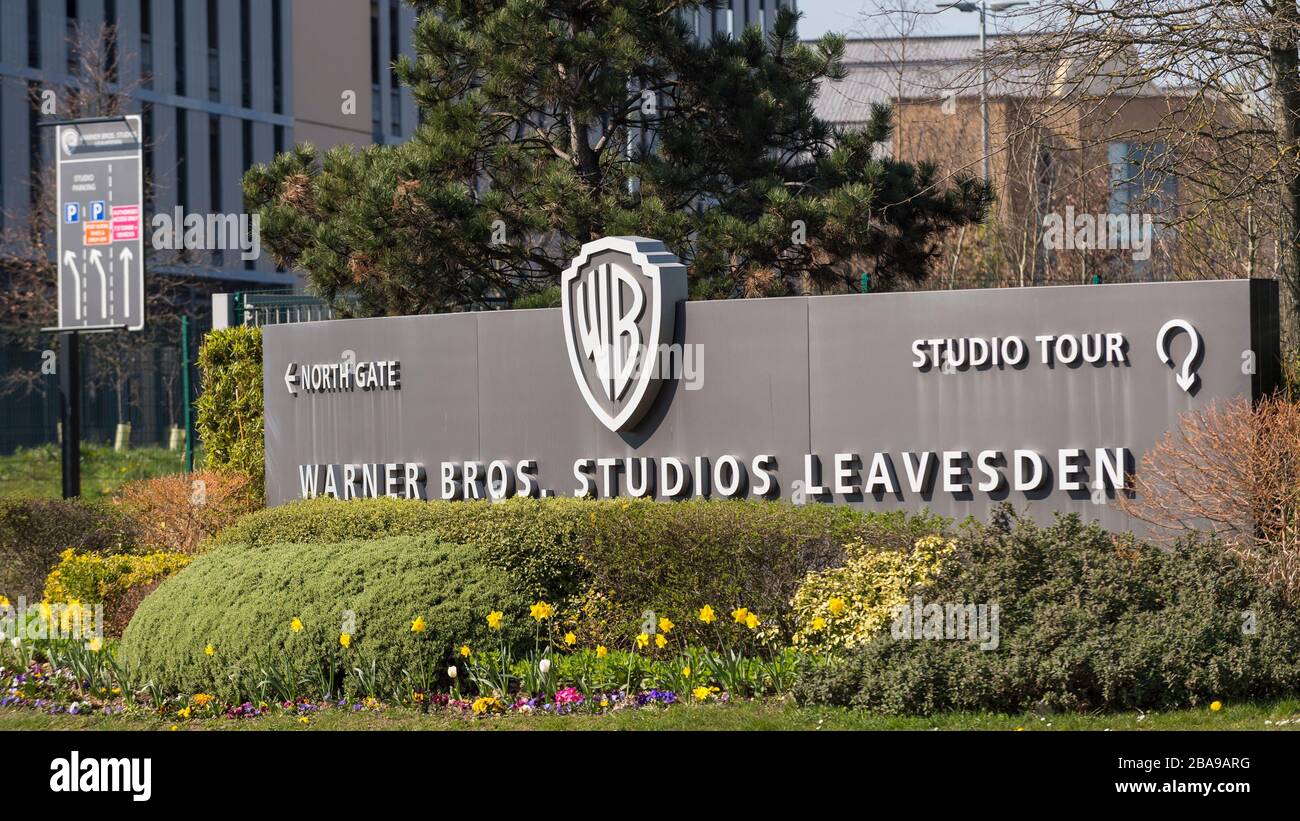 Watford, Großbritannien. März 2020. Ein allgemeiner Blick auf den Eingang zu den Warner Bros. Studios, wo sich Harry Potter, fantastische Tiere und neue Mission Impossible Movies befinden. Die Arbeit an Produktionen ist wegen der Coronavirus-Pandemie alles außer Kraft. Zu den Beschäftigten in der Branche gehören vor allem die Selbständigen (von Kameraleuten bis hin zu Hintergrundkünstlern) und später heute soll Rishi Sunak, Schatzkanzler, einen finanziellen Unterstützungsplan für sie und Selbständige in anderen Branchen starten. Kredit: Stephen Chung / Alamy Live News Stockfoto