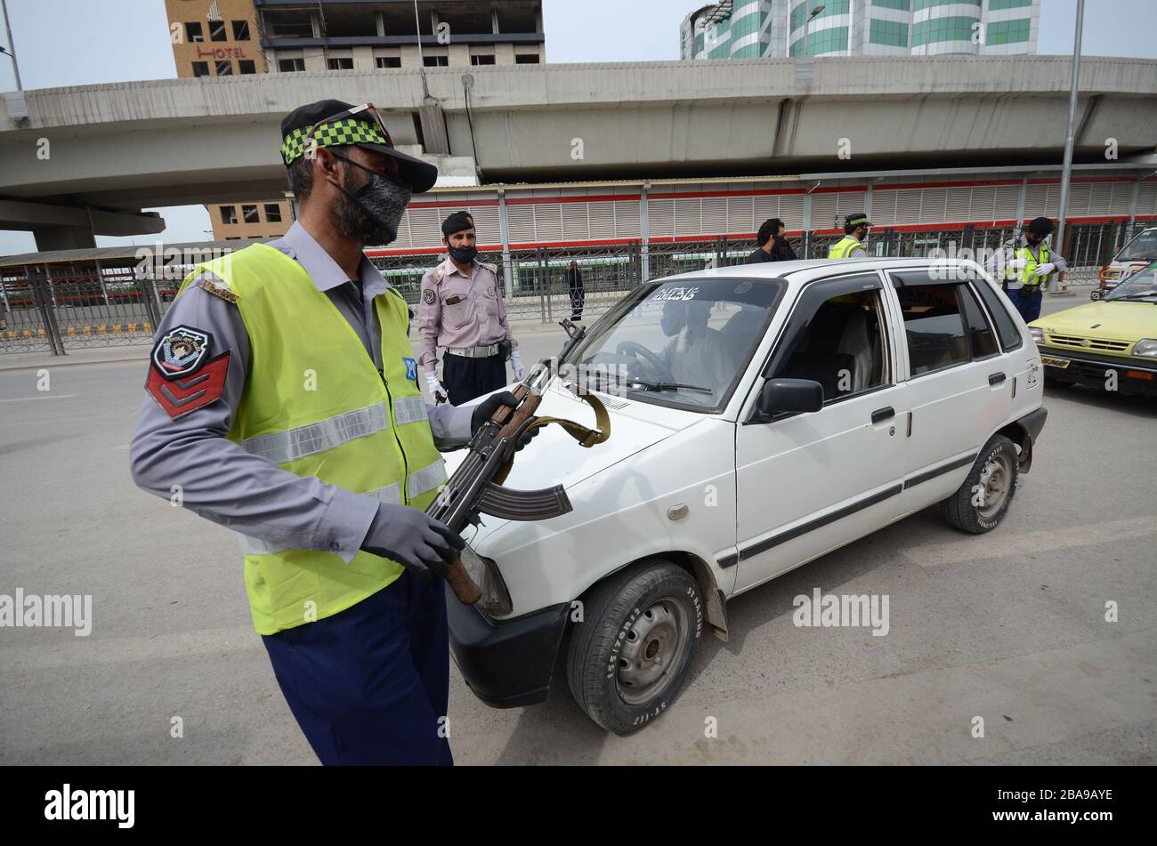 Peschawar, Pakistan. März 2020. Polizisten inspizieren ein Fahrzeug während der Sperre an einem Kontrollpunkt inmitten der Befürchtungen von Coronavirus in Peschawar. Credit: SOPA Images Limited/Alamy Live News Stockfoto