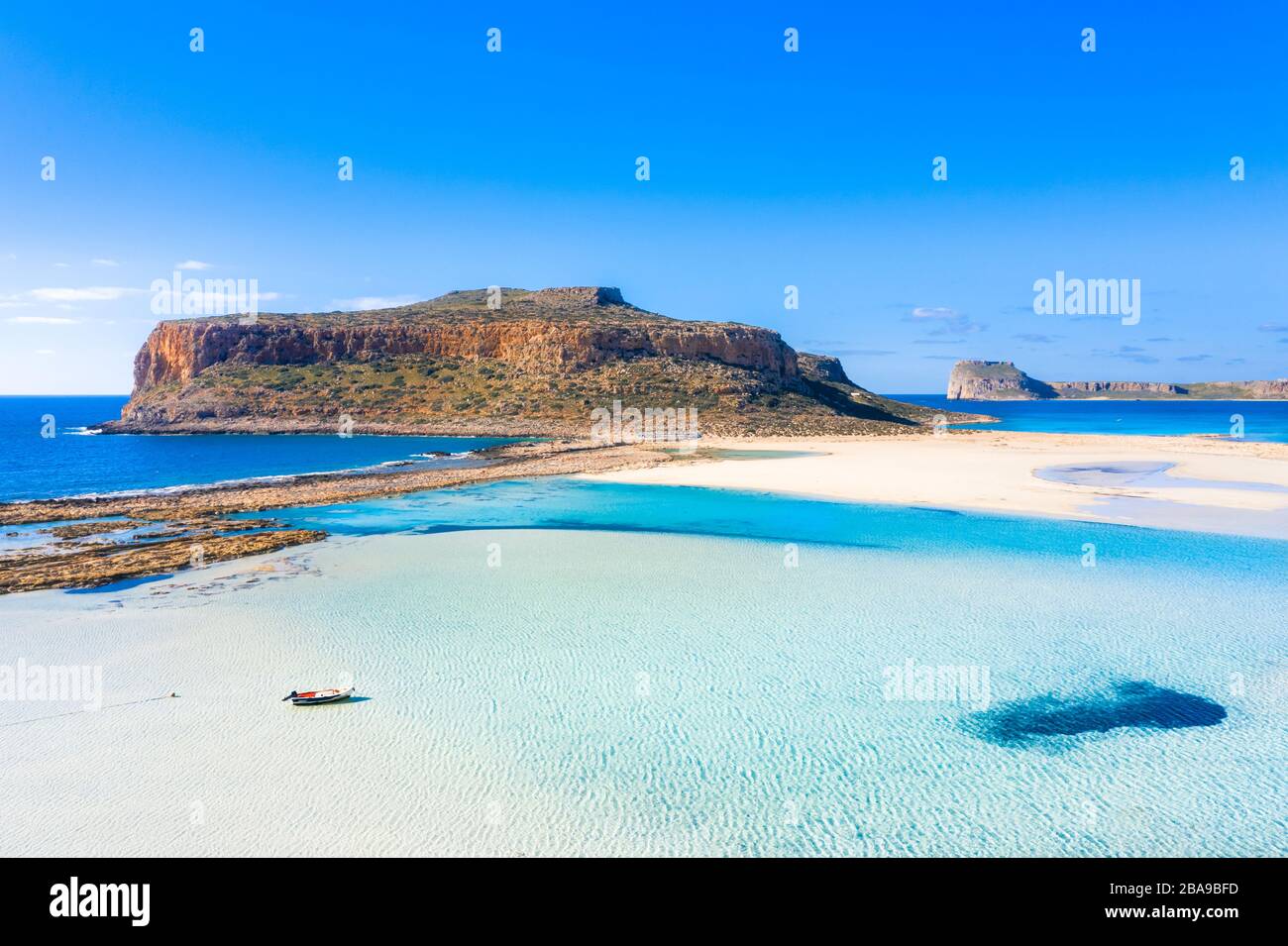 Tolle Aussicht auf die Lagune von Balos mit magischen türkisfarbene Wasser, Lagunen, tropische Strände mit weißem Sand und Insel Gramvousa auf Kreta, Griechenland Stockfoto