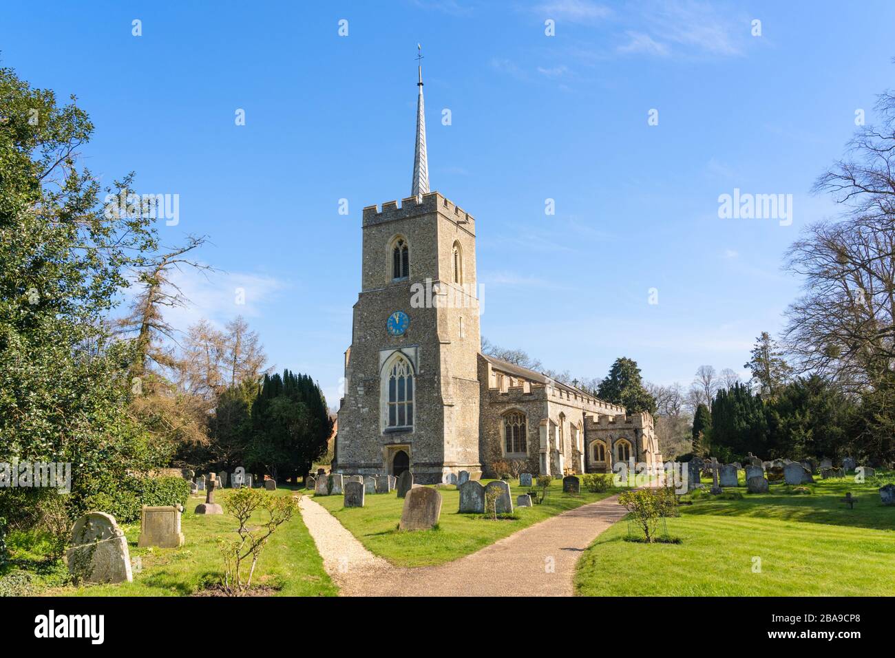 Außenansicht der St. Andrew's Church an einem sonnigen Tag. Much Hadham, Hertfordshire UK. Stockfoto