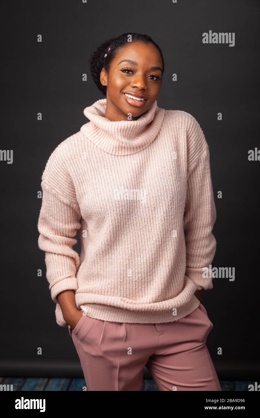 Porträt einer schönen jungen Frau, die einen Wollpullover trägt Stockfoto