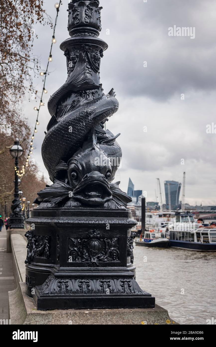 Verzierter Lampenposten mit Fischdesign aus Gusseisen, London, Großbritannien Stockfoto