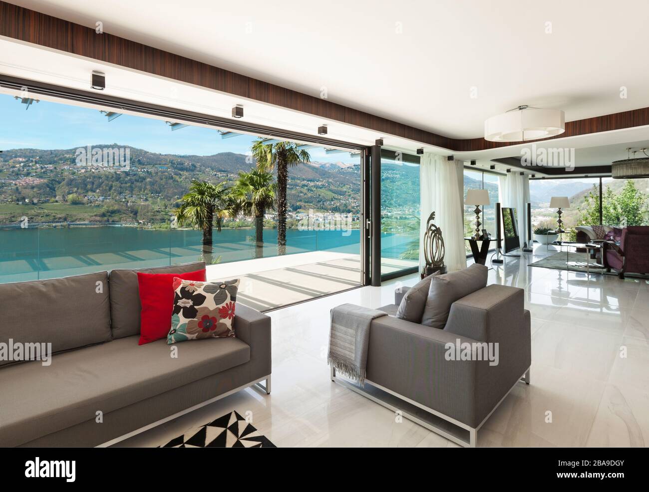 Architektur, modernes Haus, schöne Veranda mit Blick auf den See, Inneneinrichtung Stockfoto