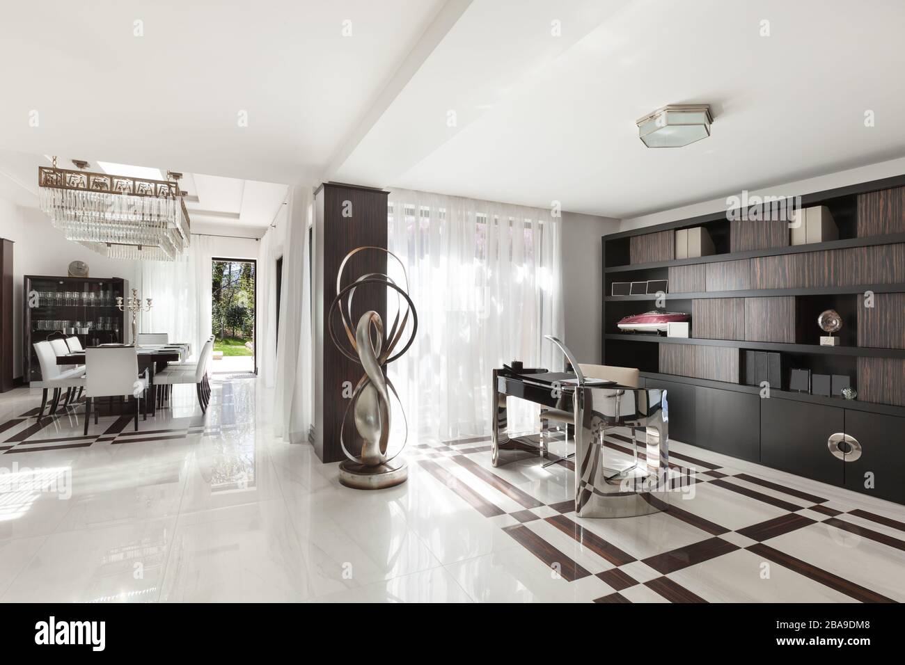 Moderne Architektur, schöner Saal einer Luxus-Wohnung Stockfoto