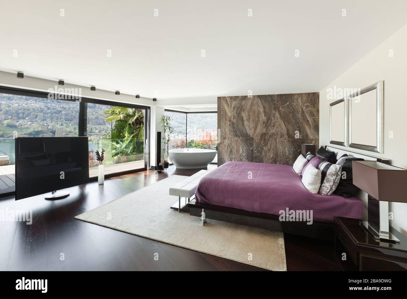 Architektur, modernes Haus, schöne Inneneinrichtung, breites Schlafzimmer Stockfoto