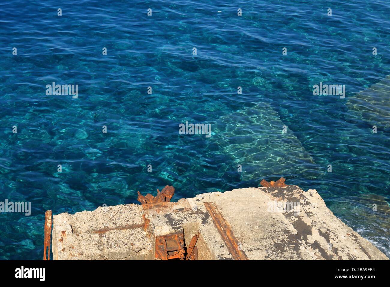 Details des Meerwassers in blau-türkisfarbenen Farben, Insel Elba, Toskana, Italien Stockfoto