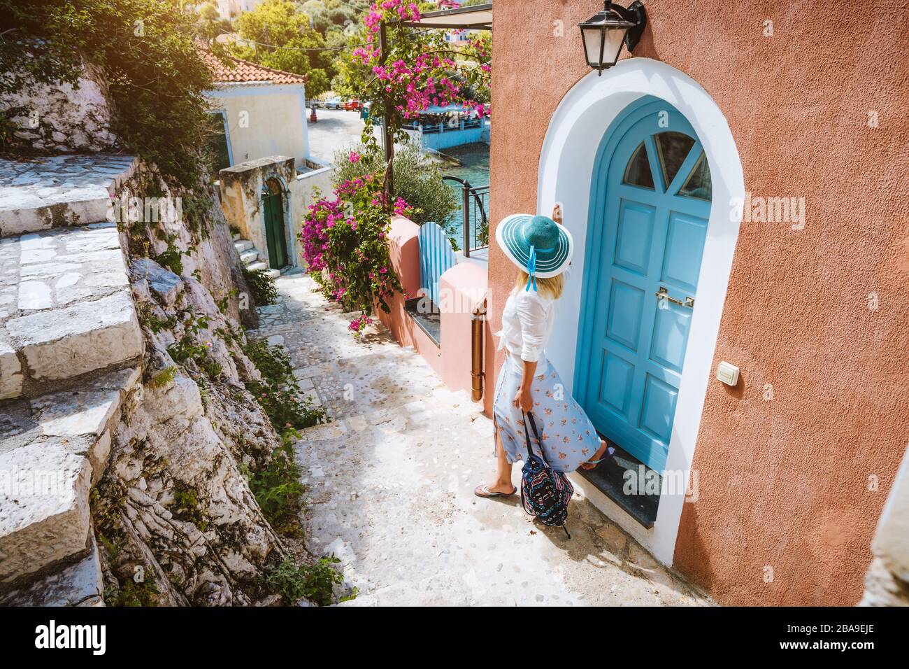 Sommerurlaub. Reisen Sie eine Touristenfrau im Urlaub in Griechenland. Traditionelles Mittelmeerhaus. Farbige Häuser, gemütliche malerische Gasse, ruhig Stockfoto