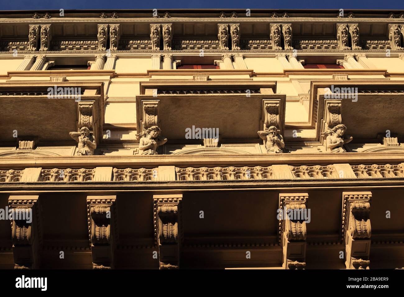 Fassade eines typischen und historischen Gebäudes in Mailand Stockfoto