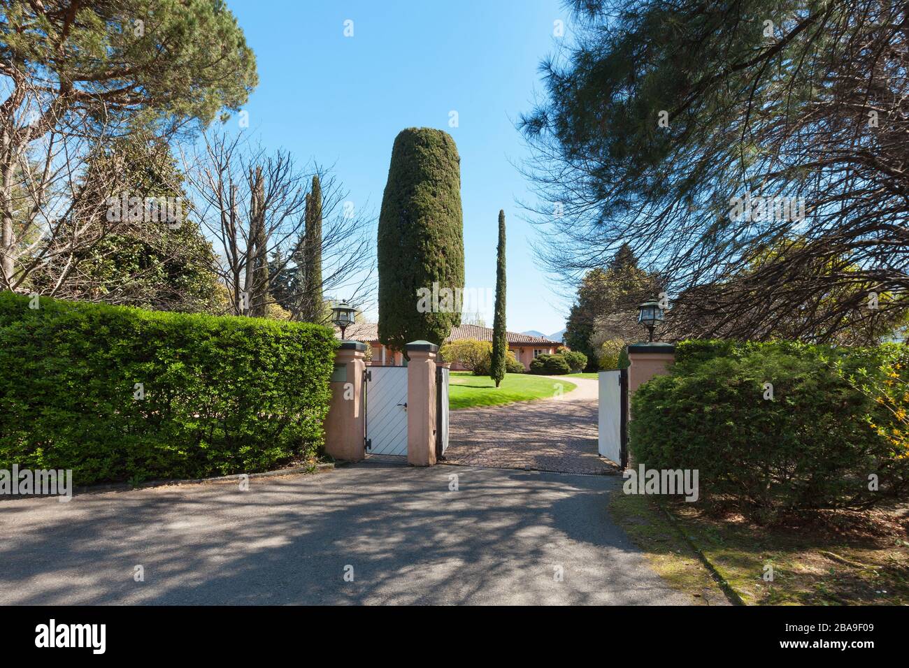 Tor eines schönen Hauses an einem sonnigen Frühlingstag Stockfoto