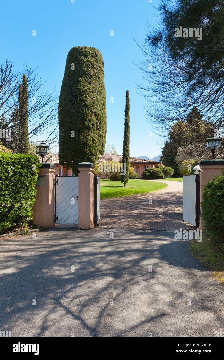 Tor eines schönen Hauses an einem sonnigen Frühlingstag Stockfoto