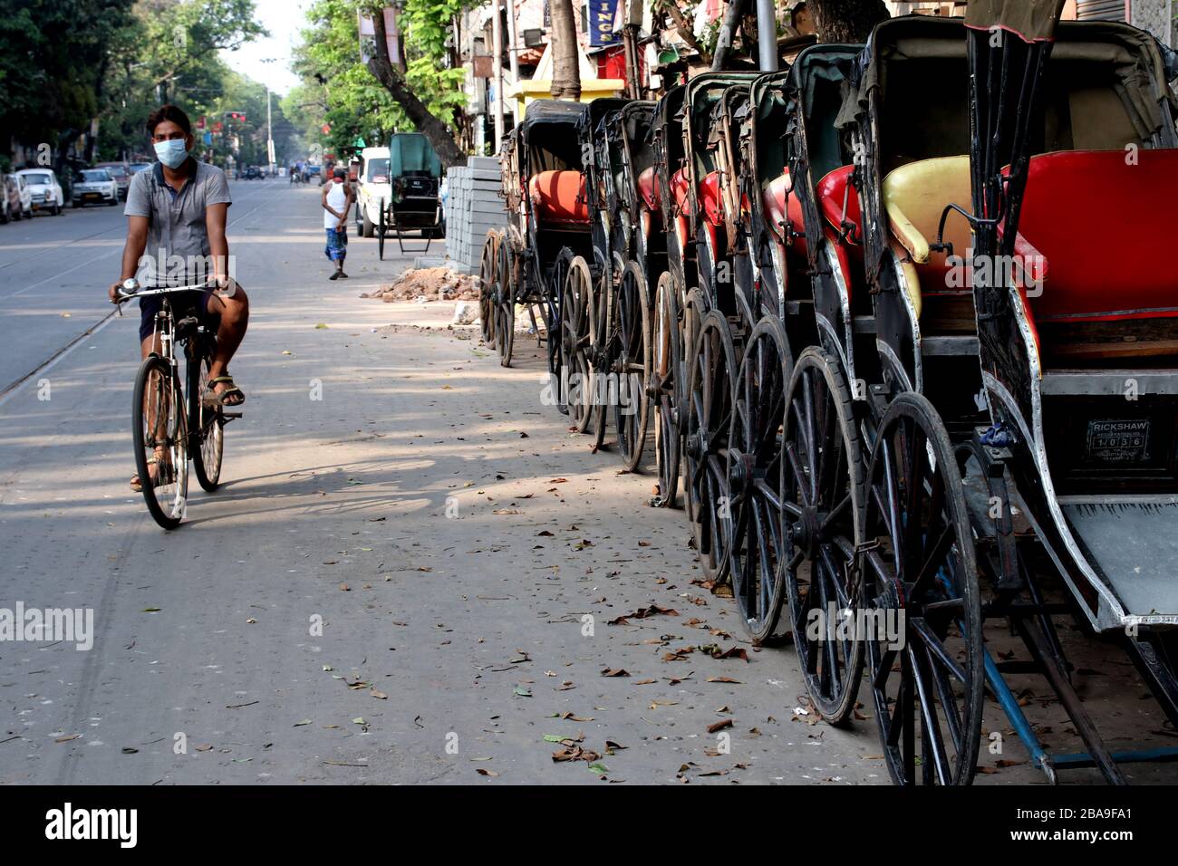 Kolkata, Indien. März 2020. Am ersten Tag einer landesweiten Sperre von 21 Tagen, die von der Regierung verhängt wurde, werden am 25. März 2020 Rickshaws auf einem Straßenrand geparkt, als präventive Maßnahme gegen das Coronavirus COVID-19 in Kolkata, Indien. (Foto von Dipa Chakraborty/Pacific Press/Sipa USA) Credit: SIPA USA/Alamy Live News Stockfoto
