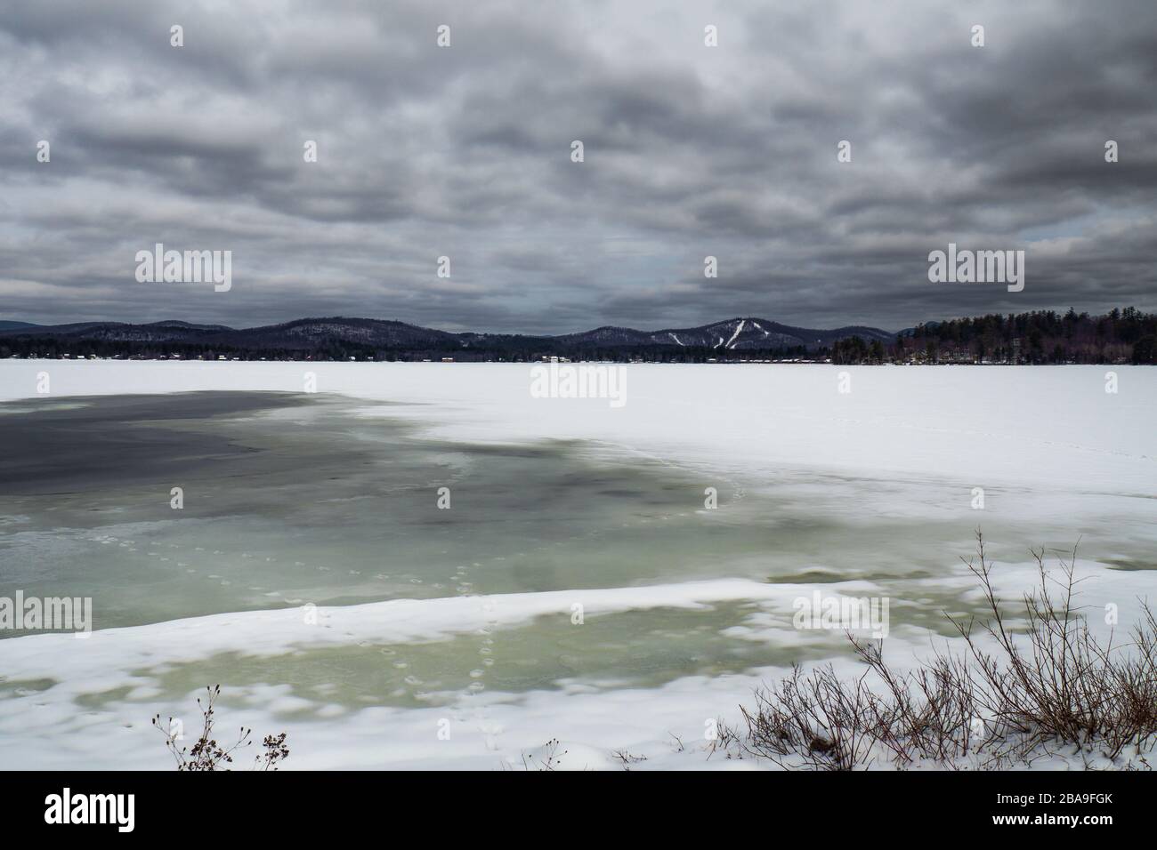 Ruhige Berglandschaft und gefrorener See in den Adirondack Mountains im Bundesstaat New York Stockfoto