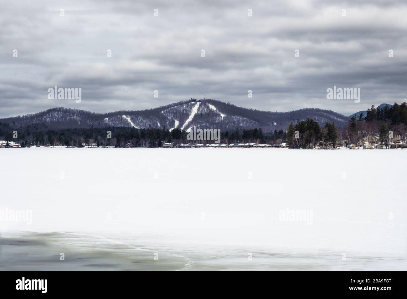 Ruhige Berglandschaft und gefrorener See in den Adirondack Mountains im Bundesstaat New York Stockfoto