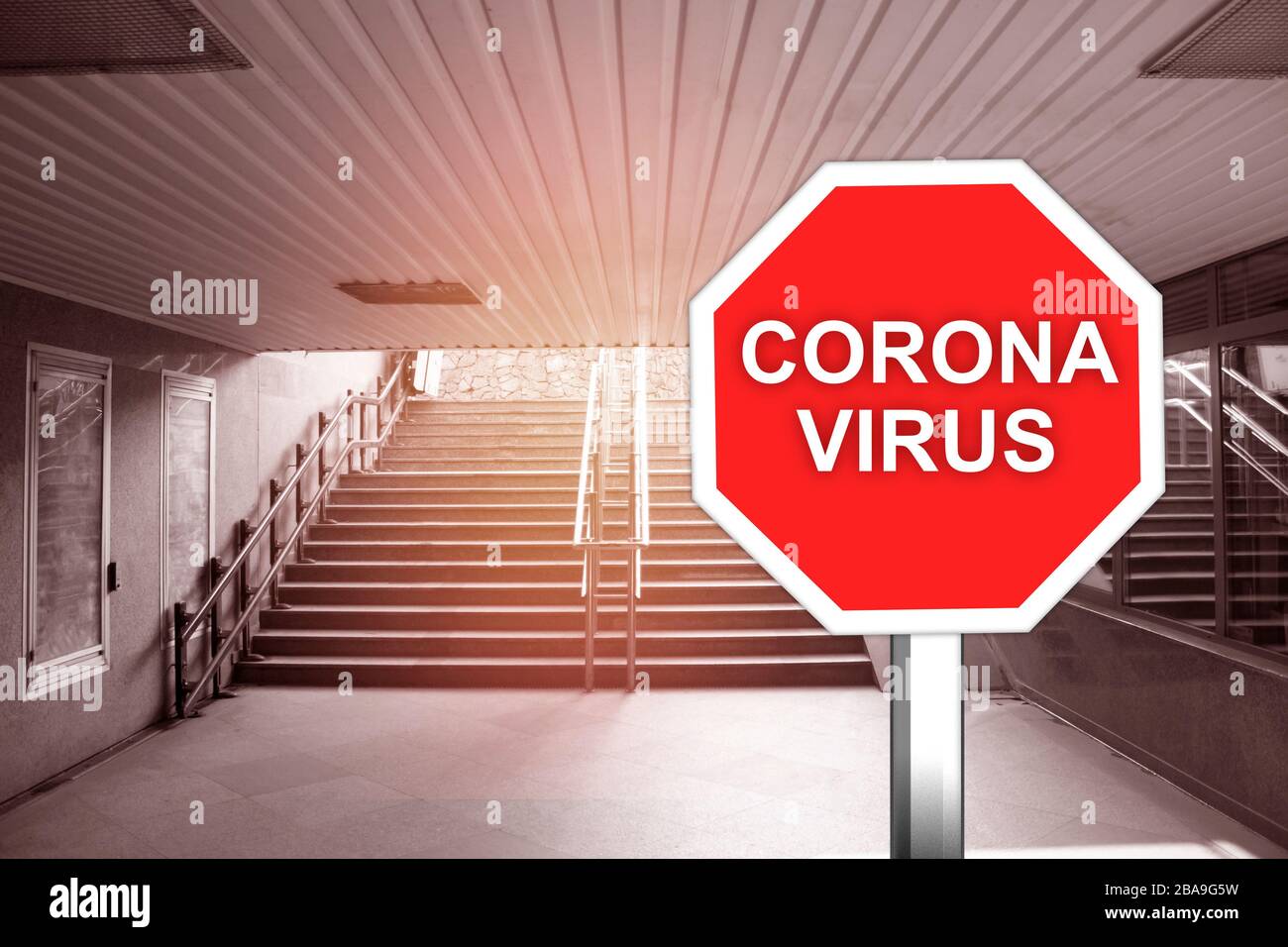 Corona-Virus-Warnschild im Untergrund in der Stadt Stockfoto