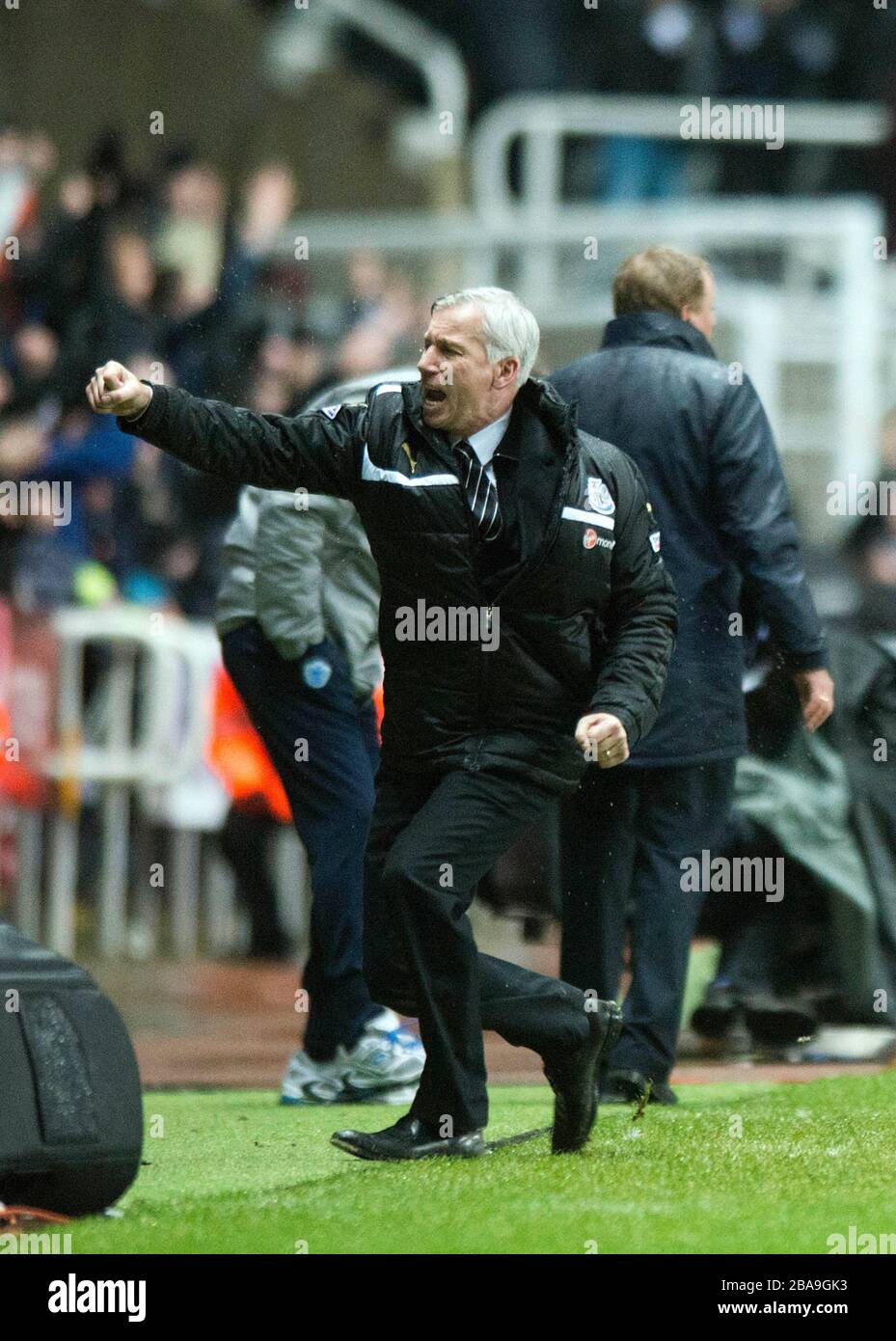 Der Manager von Newcastle United Alan Pardew feiert, nachdem seine Seite die Führung übernommen hat Stockfoto