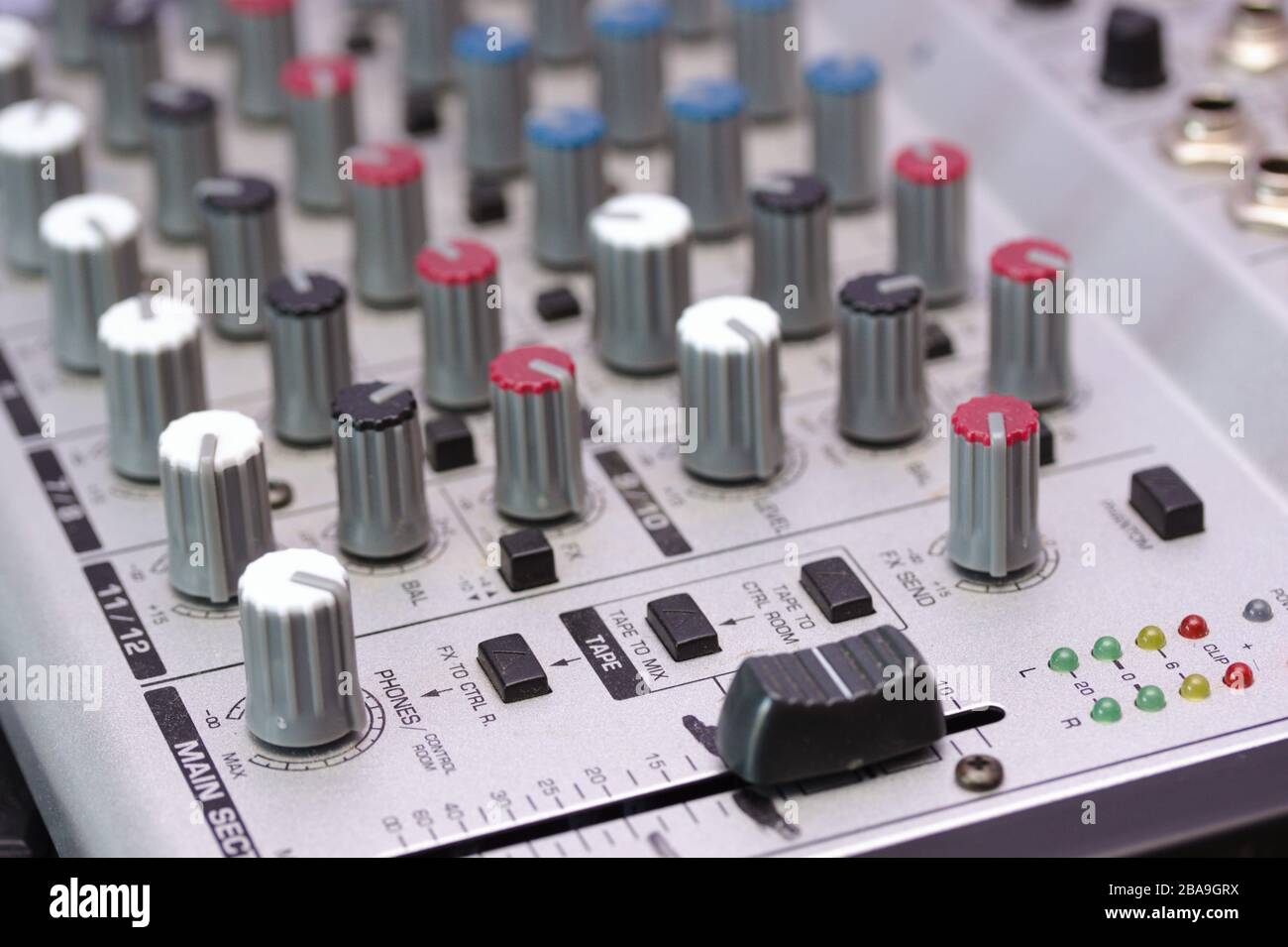 Audio Sound Mixer und Verstärker, Sound Acoustic Musical Mixing Engineering Konzept Hintergrund, selektive Fokussierung. Stockfoto