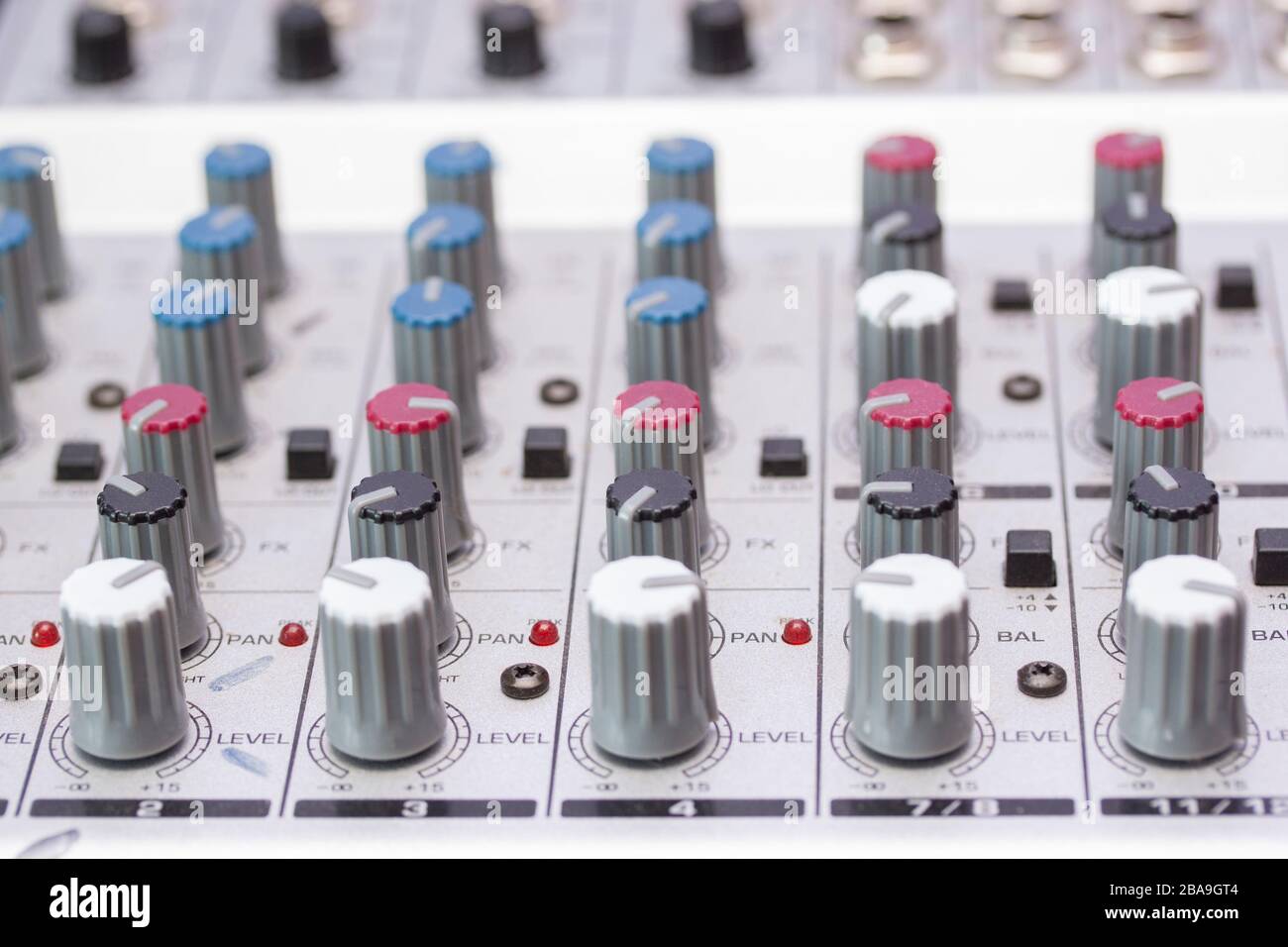 Audio Sound Mixer und Verstärker, Sound Acoustic Musical Mixing Engineering Konzept Hintergrund, selektive Fokussierung. Stockfoto