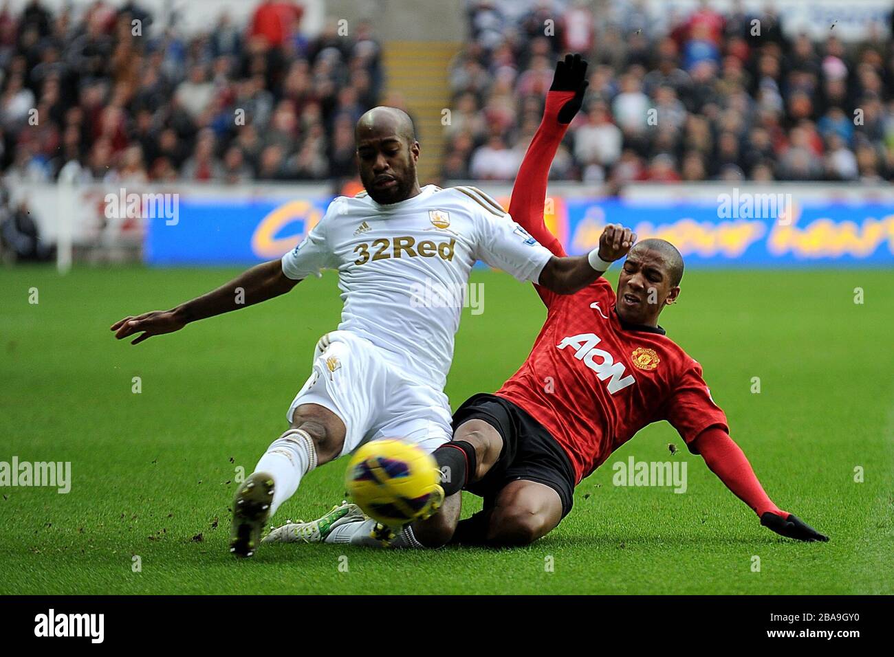 Swansea City kämpfen mit Dwight Tiendalli (links) und Ashley Young (rechts) von Manchester United um den Ball Stockfoto