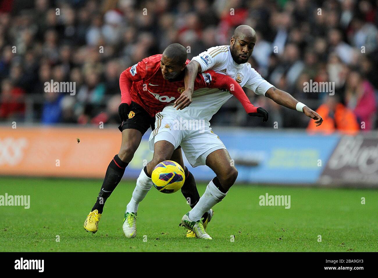 Swansea City kämpfen mit Dwight Tiendalli (rechts) und Ashley Young (links) von Manchester United um den Ball Stockfoto