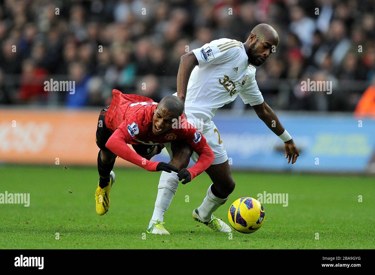 Swansea City kämpfen mit Dwight Tiendalli (rechts) und Ashley Young (links) von Manchester United um den Ball Stockfoto