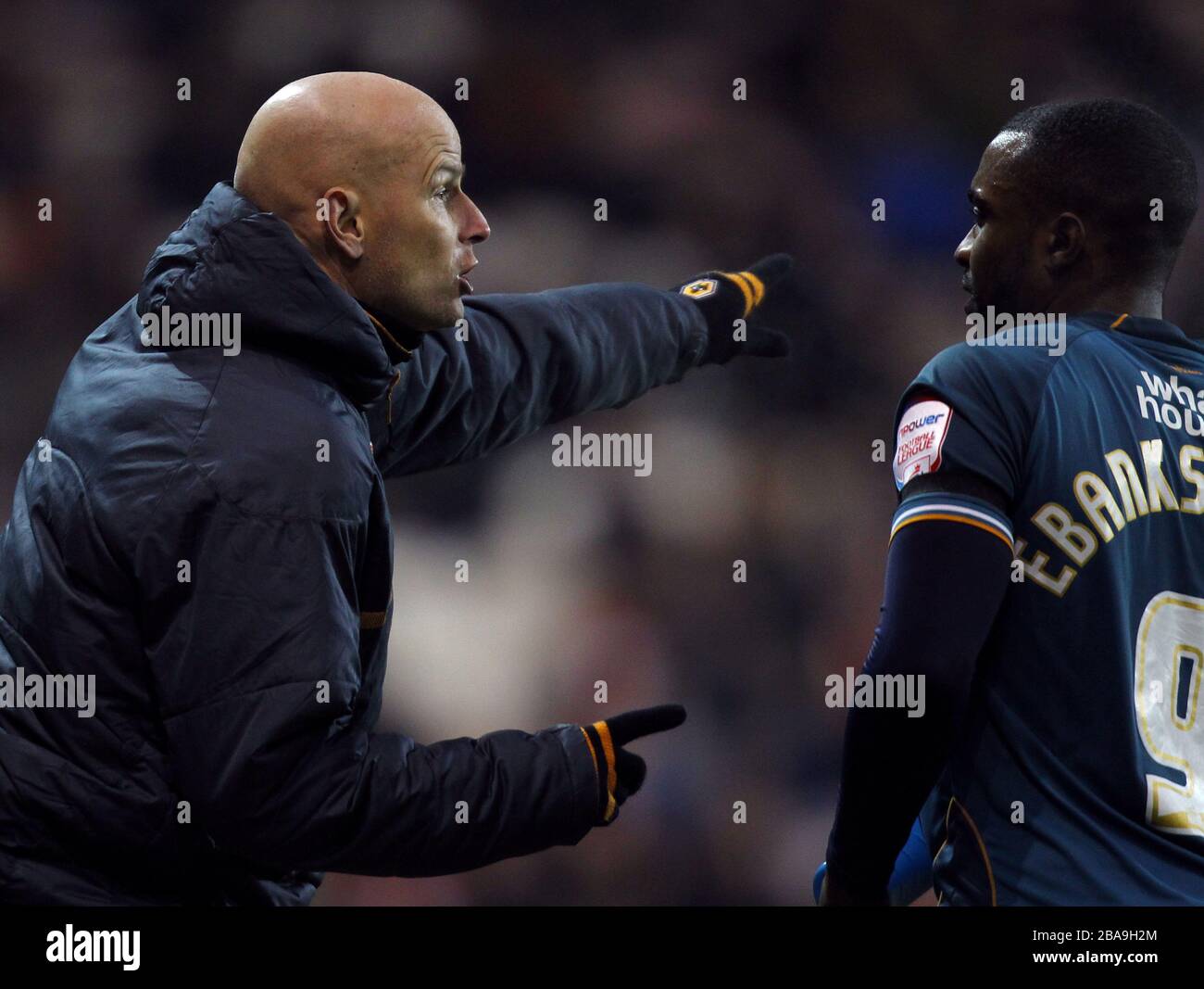 Wolverhampton Wanderers Manager Stale Solbakken (links) spricht mit seinem Spieler Sylvan Ebanks-Blake (rechts) Stockfoto