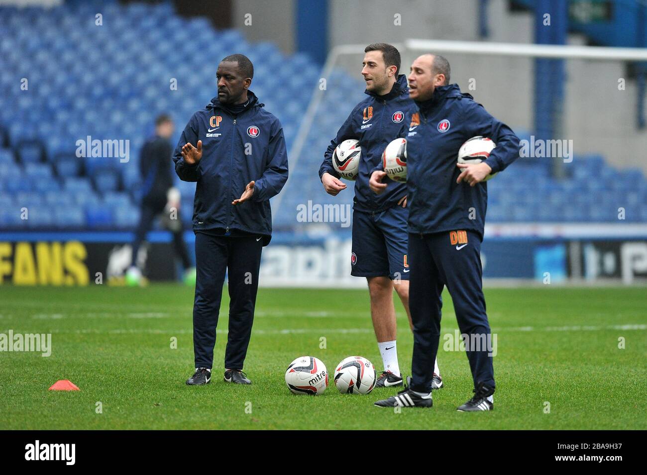 L-R: Charlton Athletic Manager Chris Powell, Sportwissenschaftler Laurence Bloom und First Team Coach DamianMatthew Stockfoto