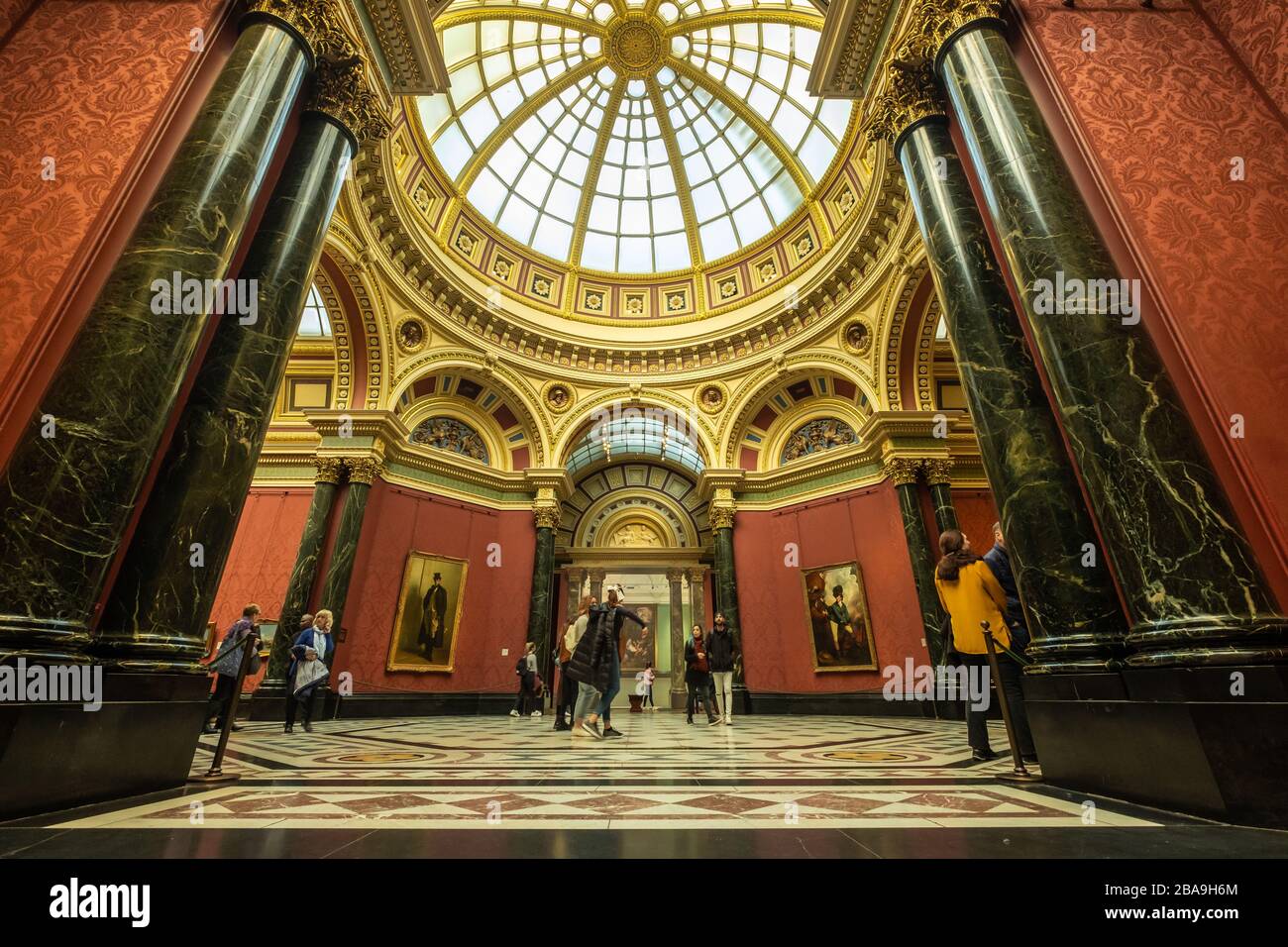 LONDON - Interior der National Portrait Gallery - ein Wahrzeichen und eine beliebte Besucherattraktion am Trafalgar Square. Stockfoto