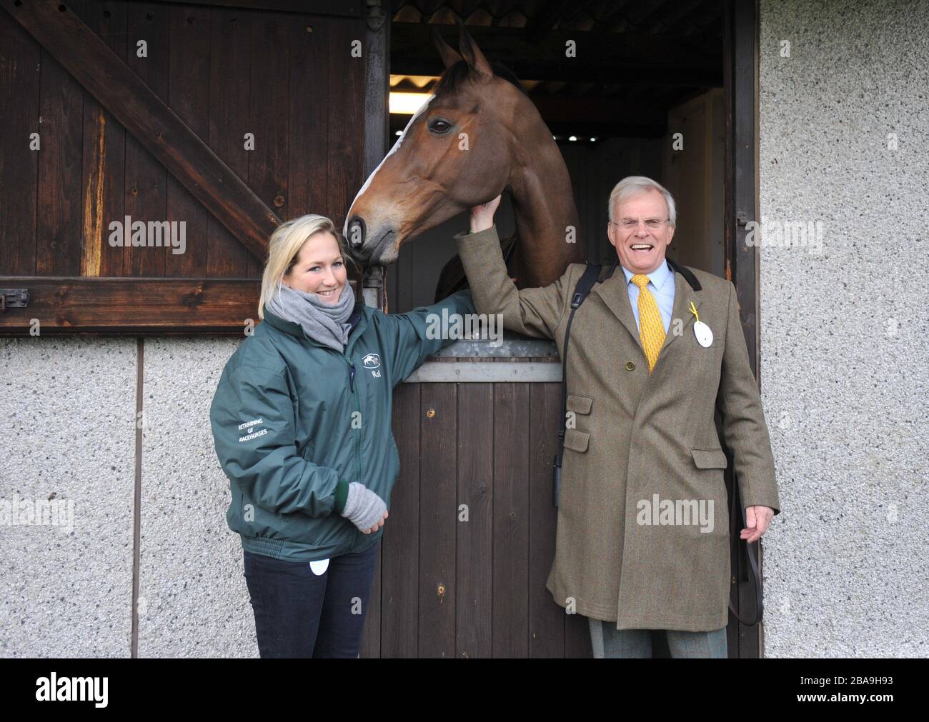 Dressurreiterin Laura Collett (links) und Clive Smith, Besitzerin, mit Kauto Star abgebildet Stockfoto