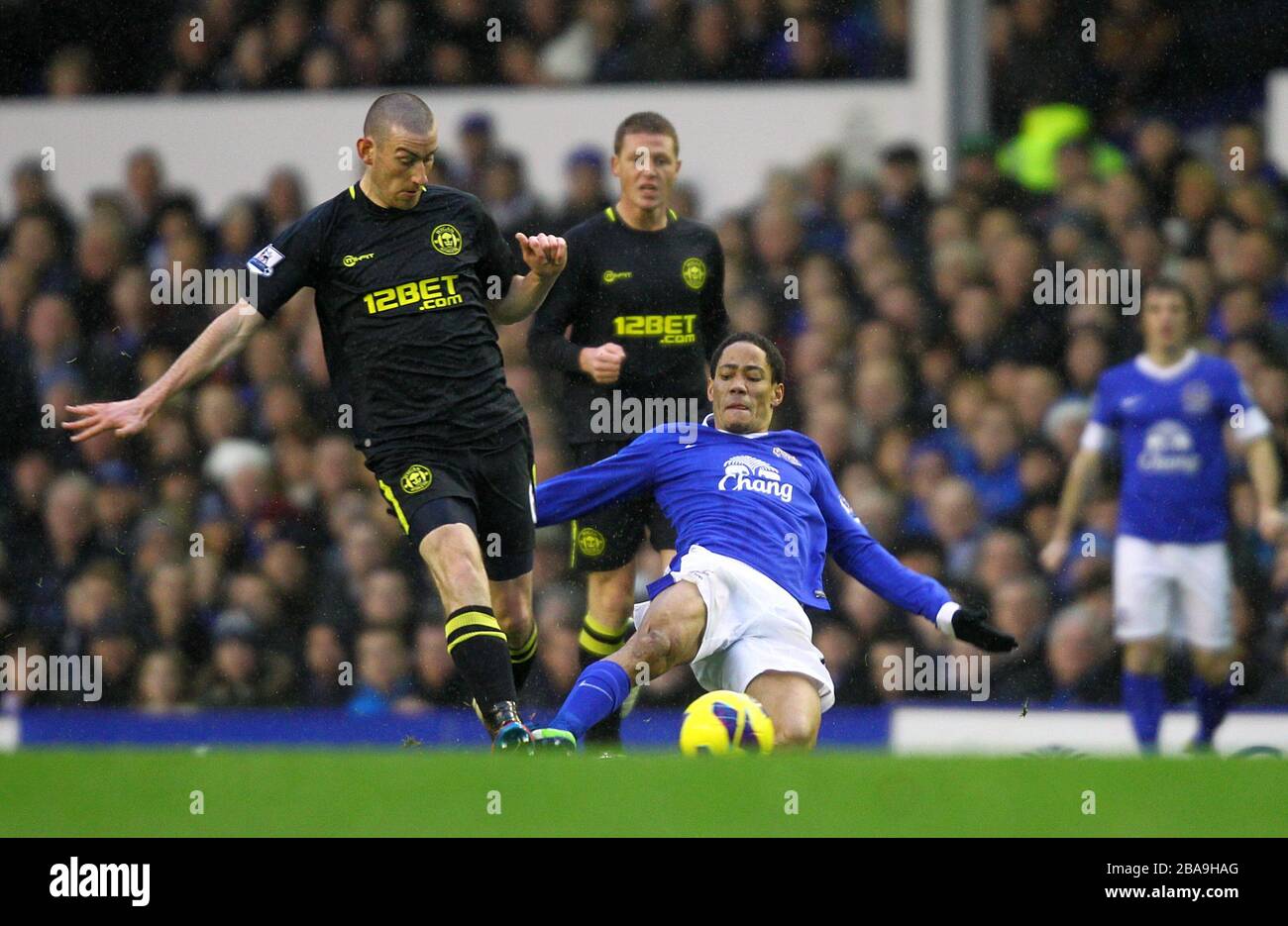 Evertons Steven Pienaar (Mitte) Wigan Athletisches David Jones (links) Kampf um den Ball Stockfoto