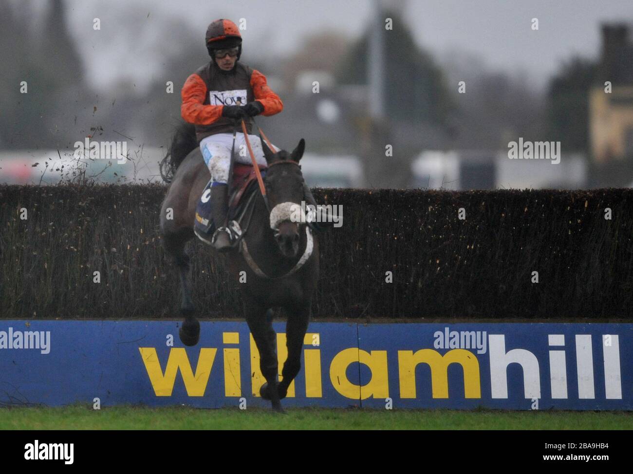 SAM Waley Cohen an Bord von Long Run löscht den letzten auf dem Weg zum Sieg eines dramatischen William Hill King George VI Chase Stockfoto