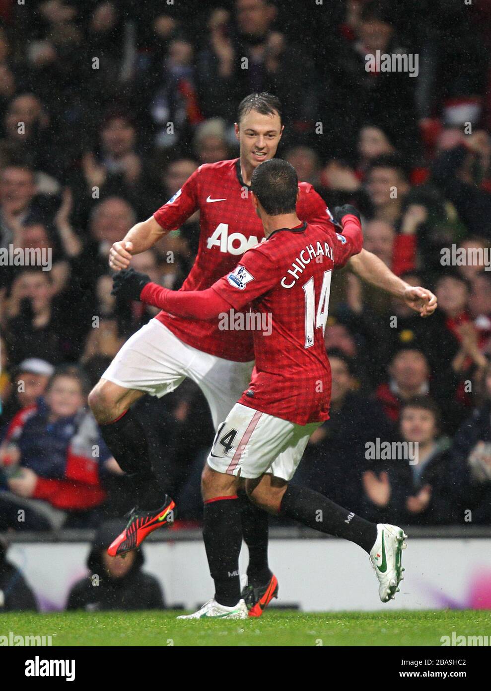 Jonny Evans (links) von Manchester United feiert mit Teamkollege Javier Hernández (rechts) das erste Tor seiner Seite. Stockfoto