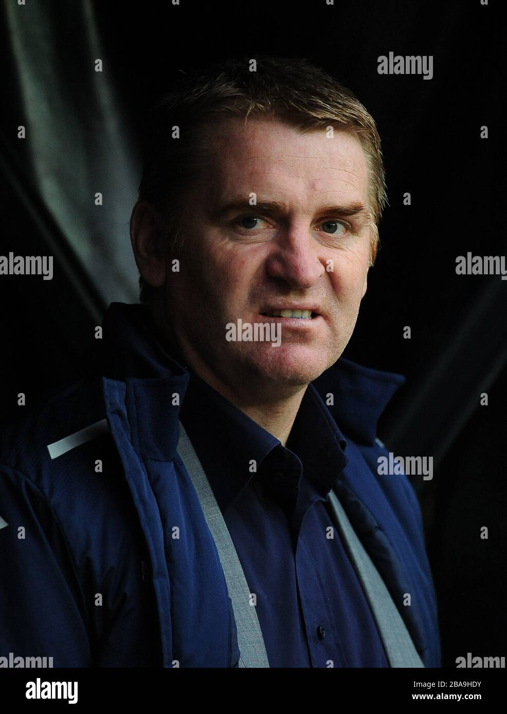 Walsalles Manager Dean Smith sitzt im ausgegrabenen Stockfoto