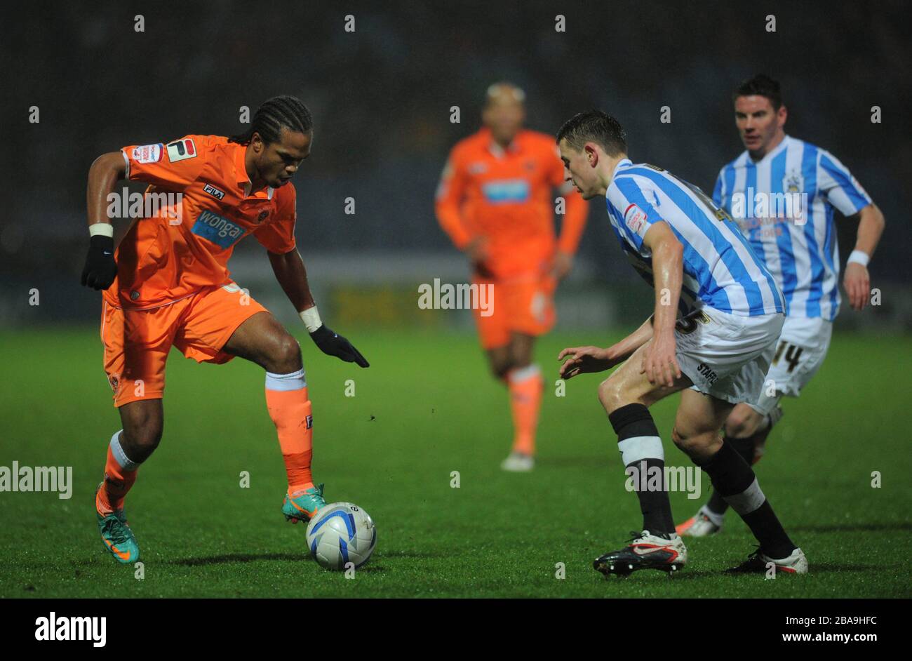 Murray Wallace von Huddersfield Town und Nathan Delfouneso von Blackpool (links) Stockfoto