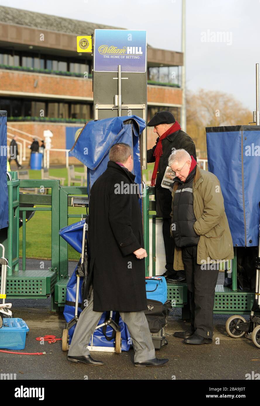 Die Büchereien vor Ort bereiten ihre Verkaufsstände für einen geschäftigen Tag am ersten Tag des William Hill Winter Festivals vor Stockfoto