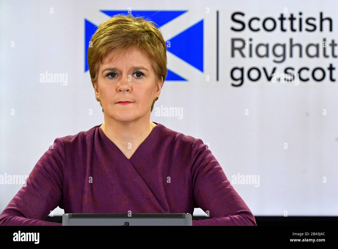 Schottlands erster Minister Nicola Sturgeon hält eine Unterweisung über den neuartigen COVID-19-Ausbruch des Coronavirus in Edinburgh ab. Stockfoto