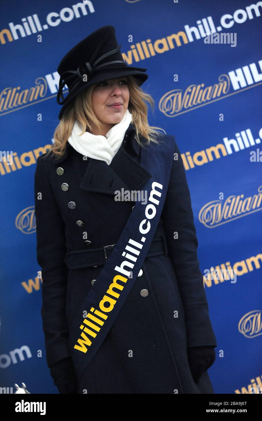 Ein William Hill Promotionmädchen, das eine williamhill.com Schärpe trägt Stockfoto