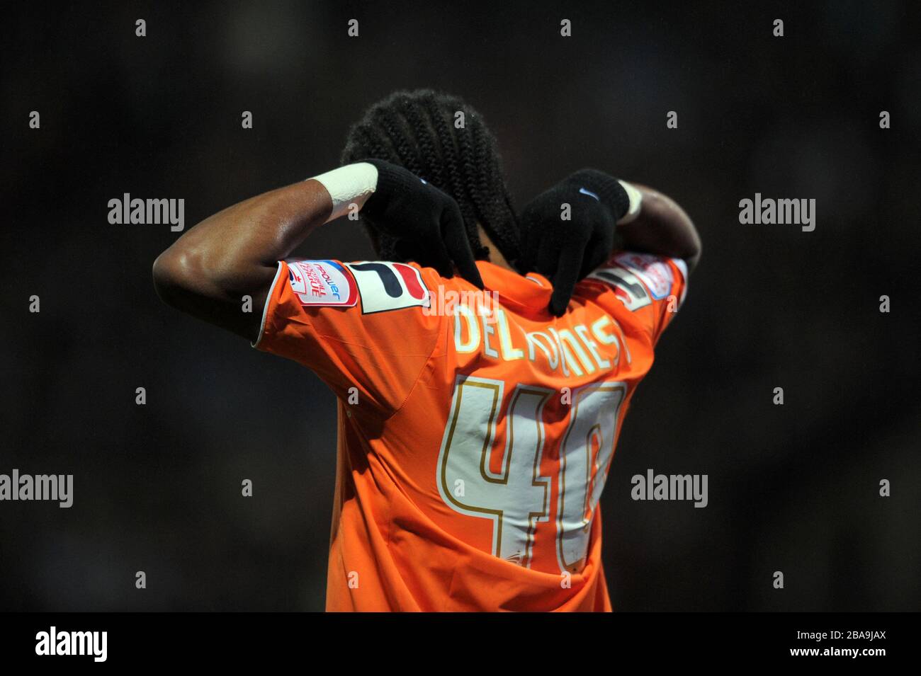 Nathan Delfouneso verweist auf seinen Namen auf dem Blackpool Trikot, als er sein spätes Tor feiert Stockfoto