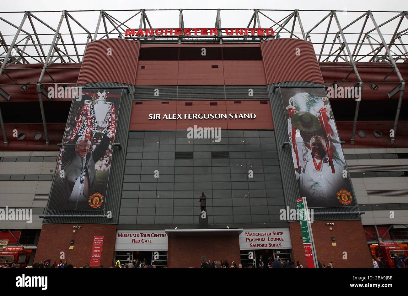 Eine Bronzestatue des Bildhauers Philip Jackson von Manchester United's Manager Sir Alex Ferguson steht außerhalb des Standes von Sir Alex Ferguson Stockfoto
