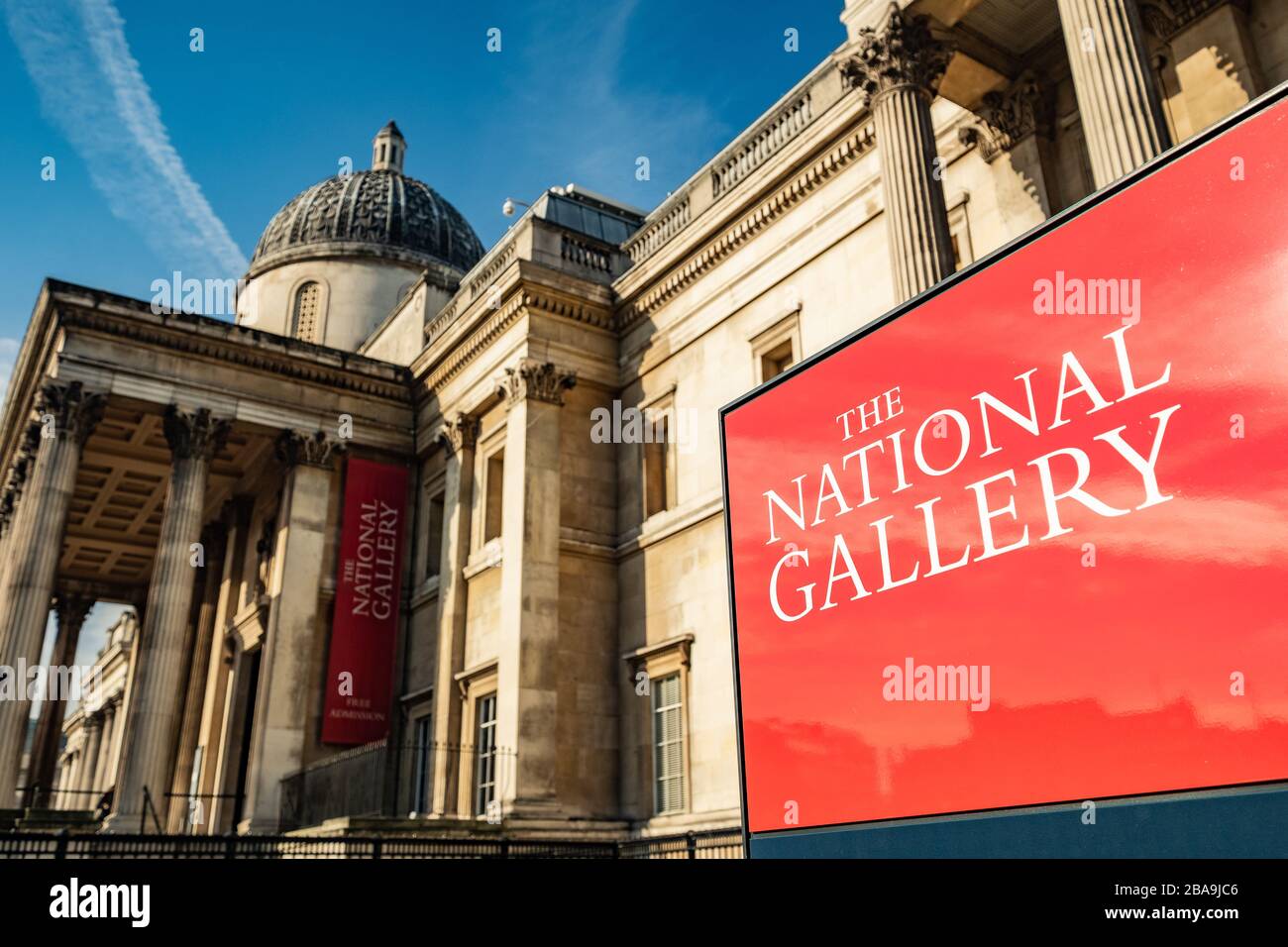 LONDON - MAI 2019: Die National Portrait Gallery am Trafalgar Square, einem weltberühmten Landmark-Gebiet im Londoner West End Stockfoto