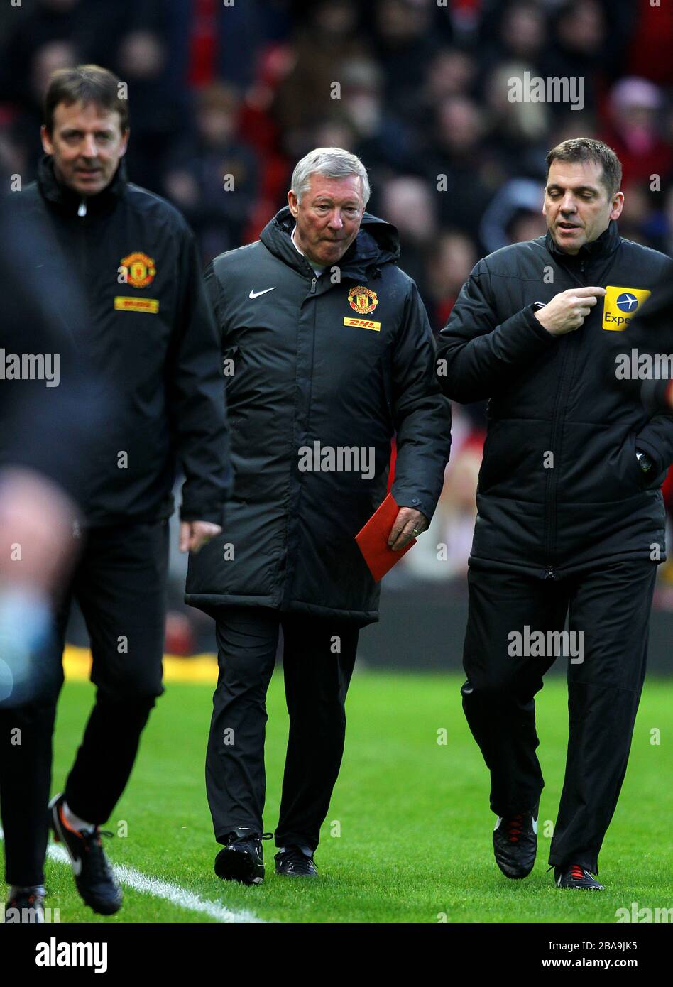 Manchester-United-Manager Sir Alex Ferguson spricht zur Halbzeit mit dem vierten offiziellen Phil Dowd Stockfoto