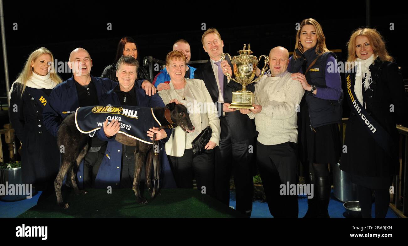 Die siegreichen Verbindungen von Droopys Hope, Gewinner des William Hill Oaks Finales. Stockfoto