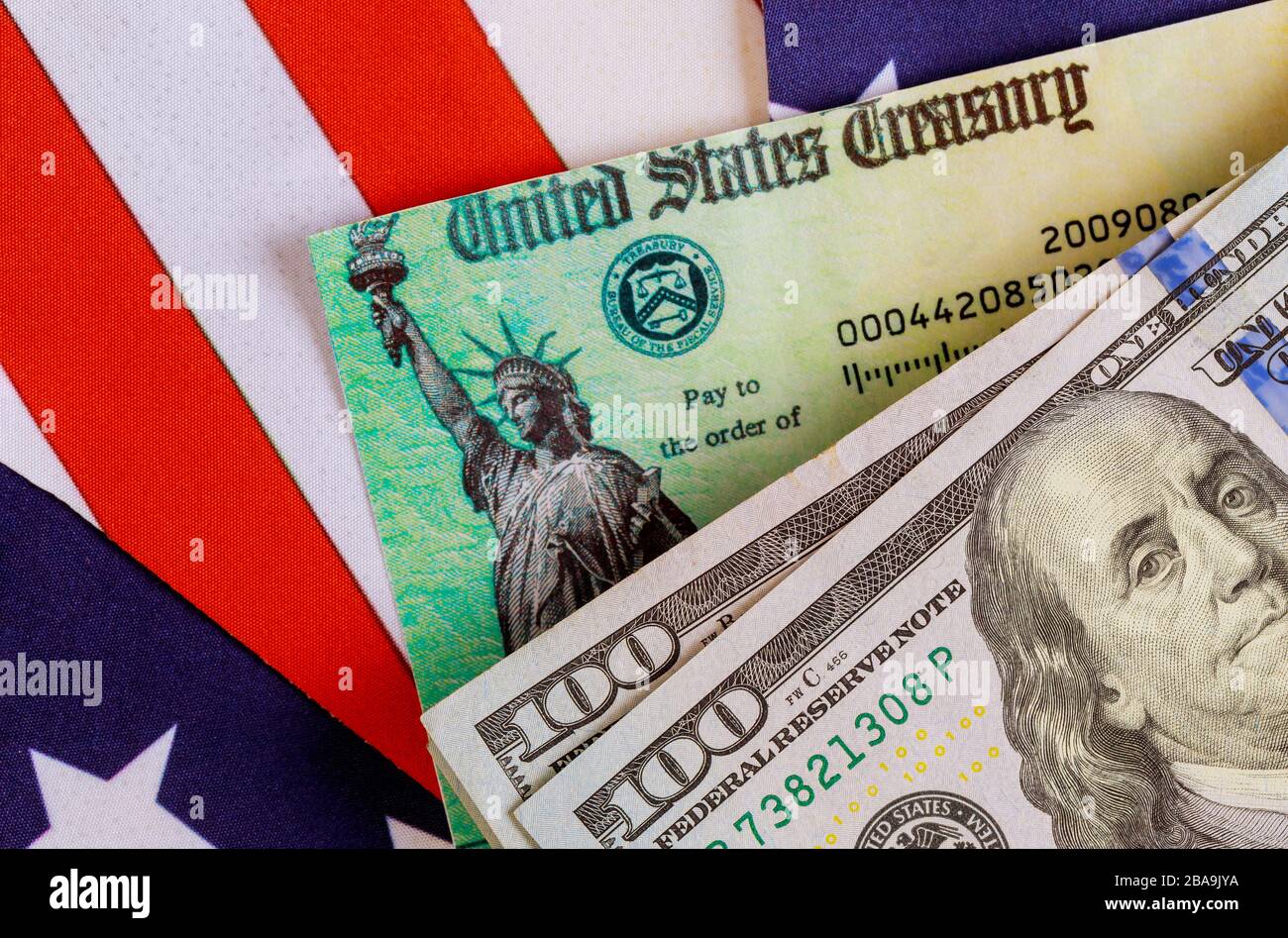 COVID-19 zur globalen Blockierung der Pandemie, Konjunkturpaket Finanzpaket Regierung für Menschen, US-Dollar Geldbanknote auf amerikanischer Flagge Stockfoto