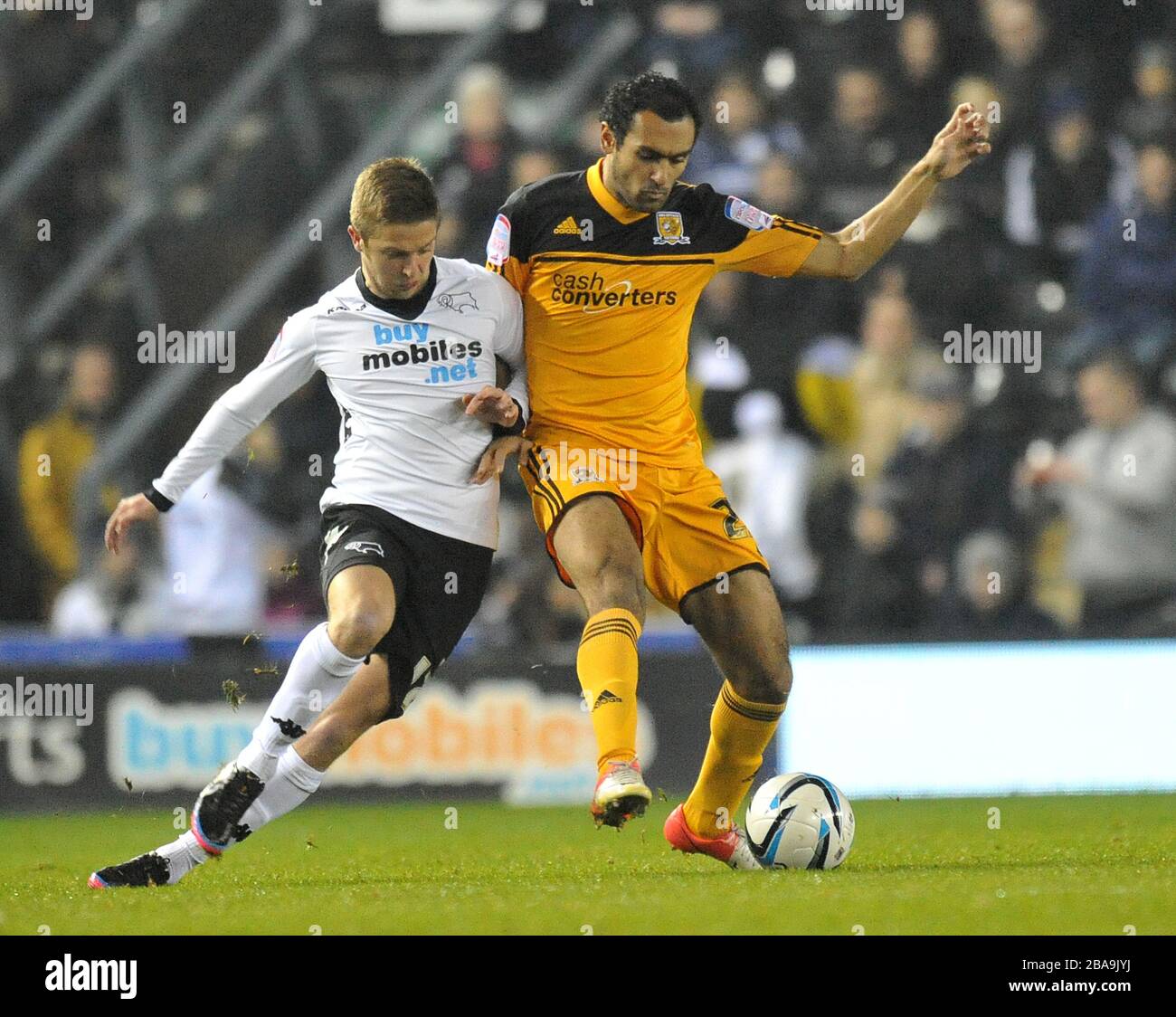 Craig Bryson von Derby County kämpft mit Ahmed Elmohamady von Hull City Stockfoto