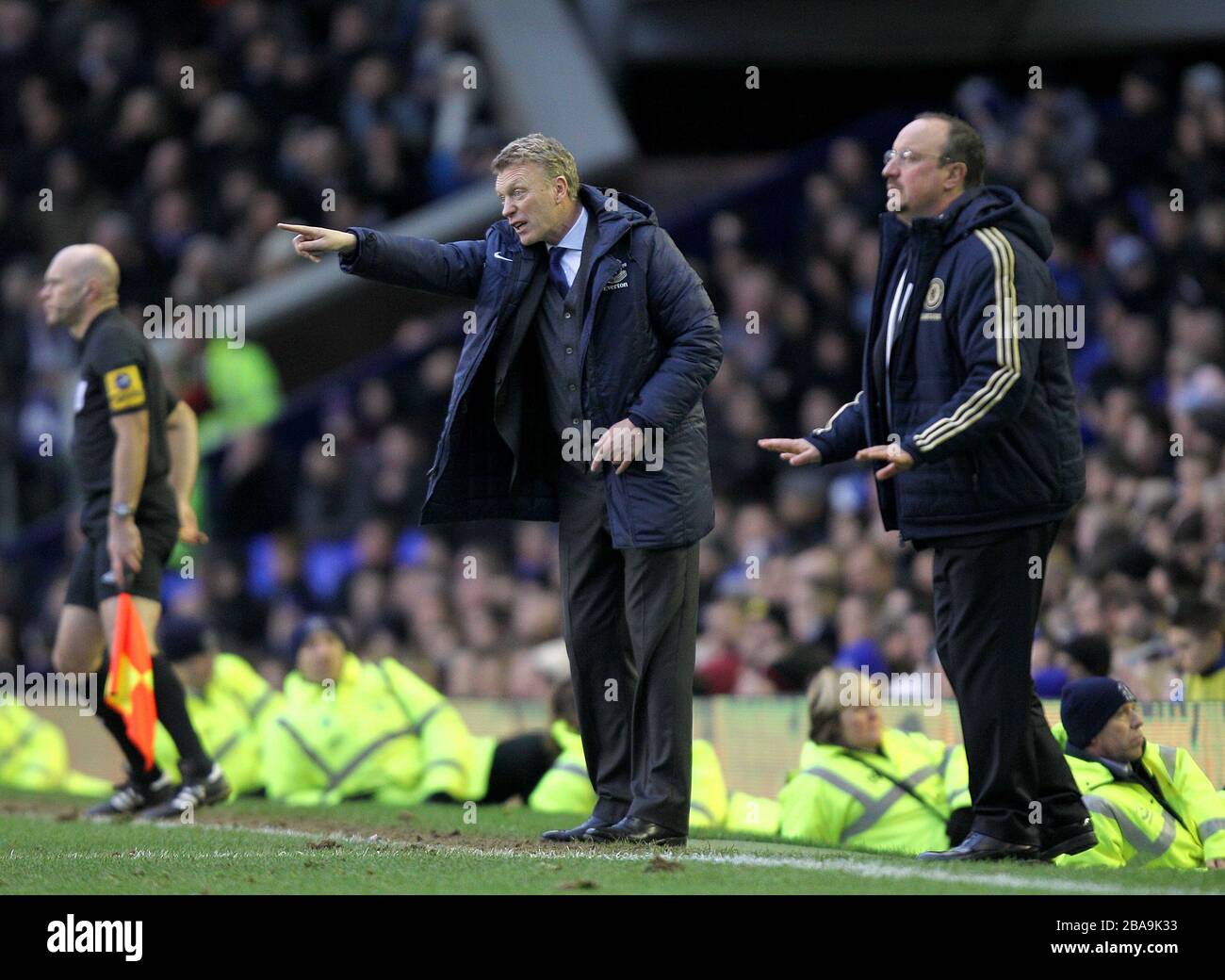 Everton Manager David Moyes (links) und Chelsea Interim-Manager Rafael Benitez (rechts) geben Anweisungen auf der Touchline Stockfoto