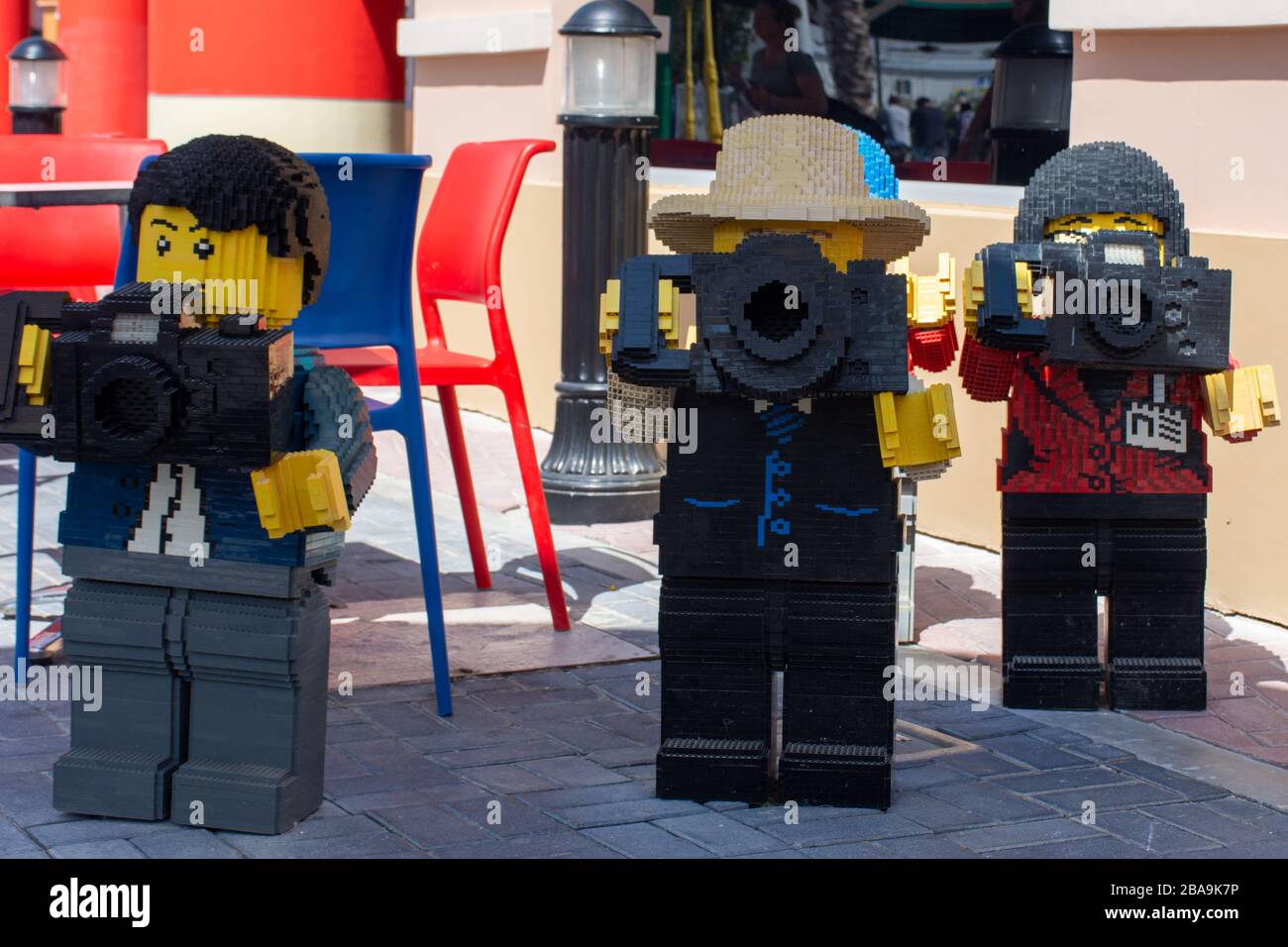 "Dubai, Dubai/Vereinigte Arabische Emirate - 03/07.2020: LEGOLAND Dubai Amusement Park Lego Gruppe von lego Fotografen Figuren mit Kameras fotografieren.Lu Stockfoto