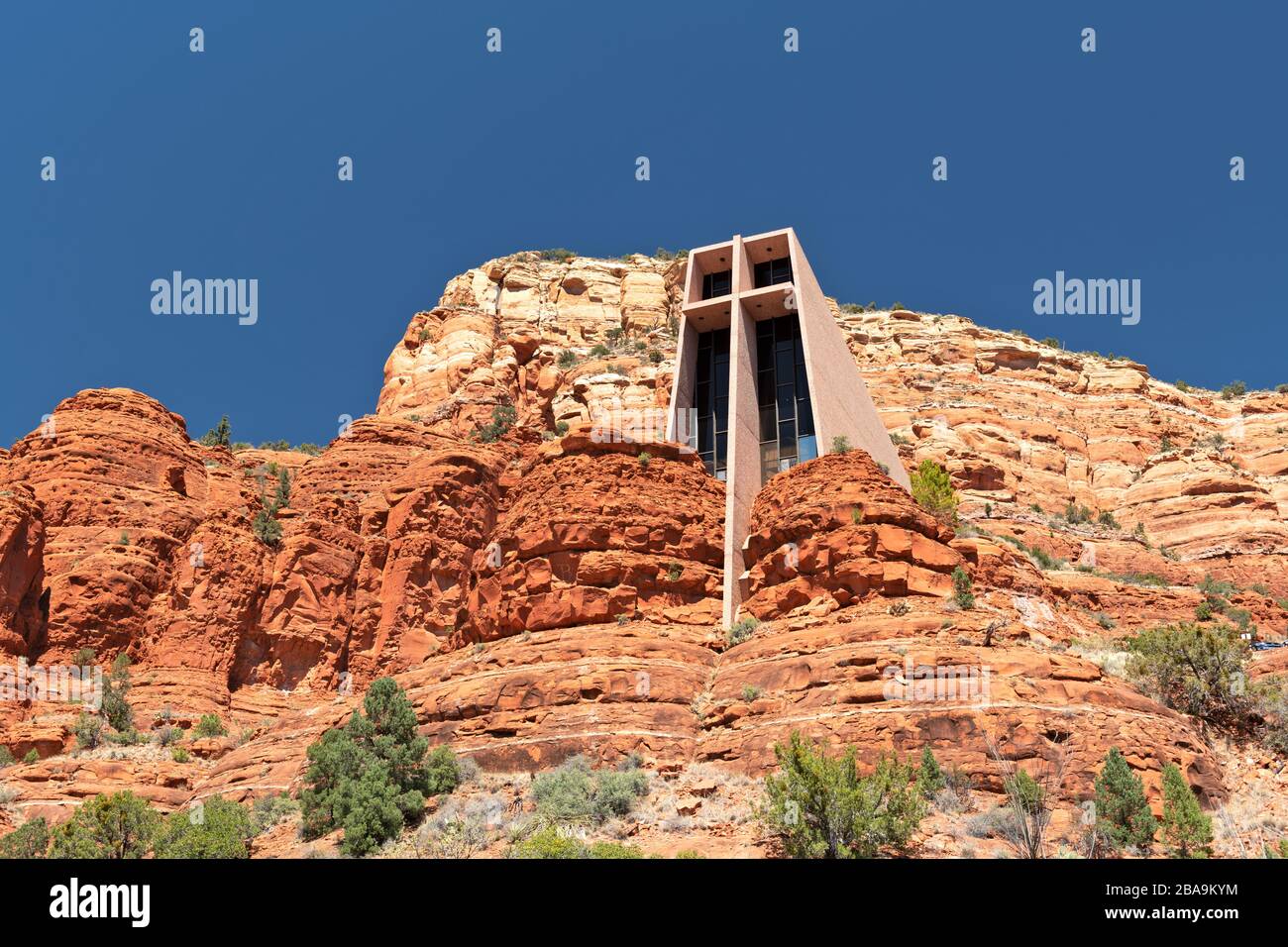 SEDONA, ARIZONA - 13. APRIL 2018: Die Heilig-Kreuz-Kapelle in sedona. Die Römisch-Katholische Kapelle wurde 1957 in den Buttes von Sedona eingebaut. Stockfoto