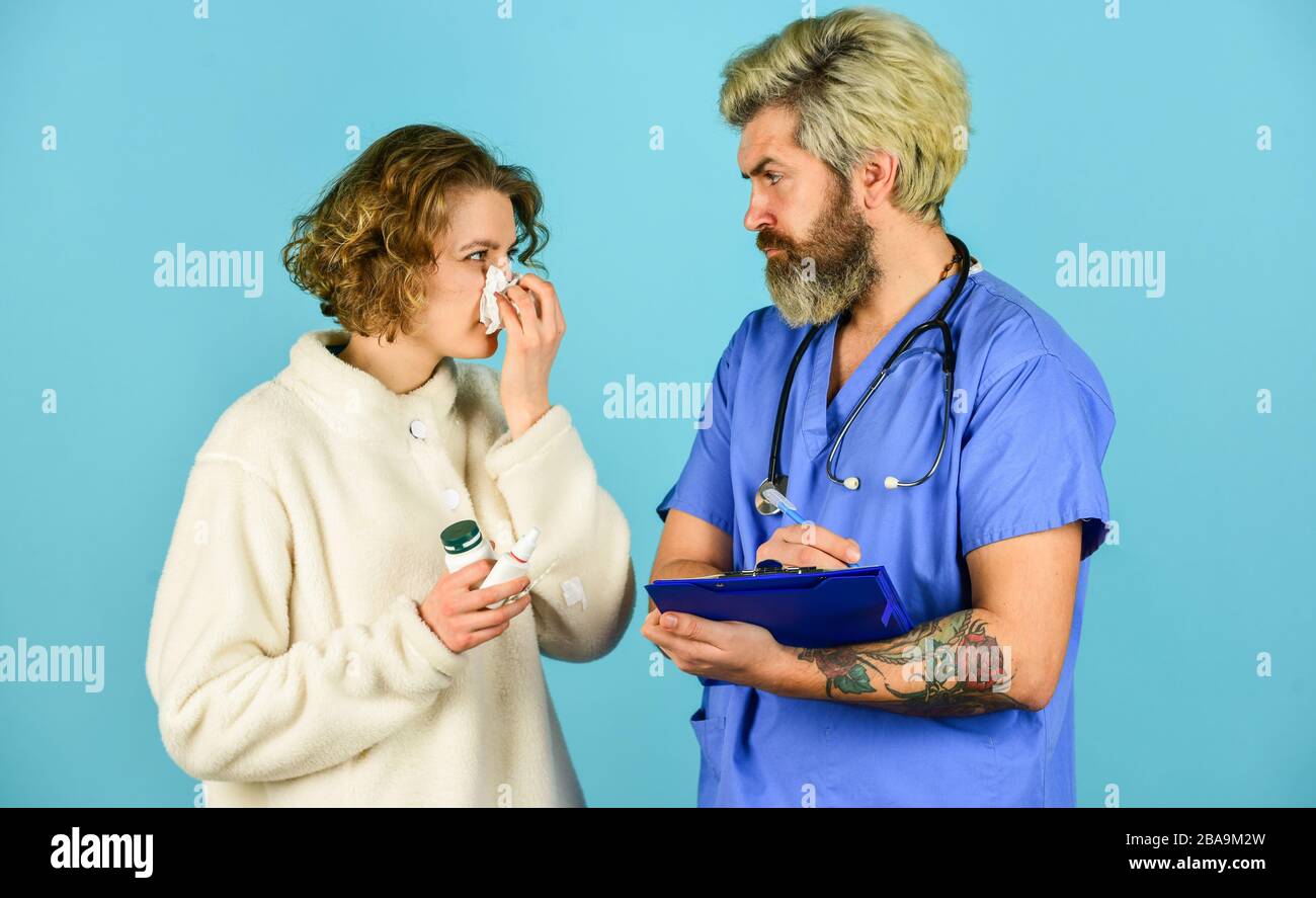 Arzt kommuniziert mit Frau. Medizinische Behandlung. Symptome einer Virusinfektion. Medizinische Hilfe. Bitten Sie um Beschwerden. Tests und Bestrahlung verschreiben. Diagnosekonzept. Arbeiten Sie mit kranken Patienten. Krankengeschichte. Stockfoto
