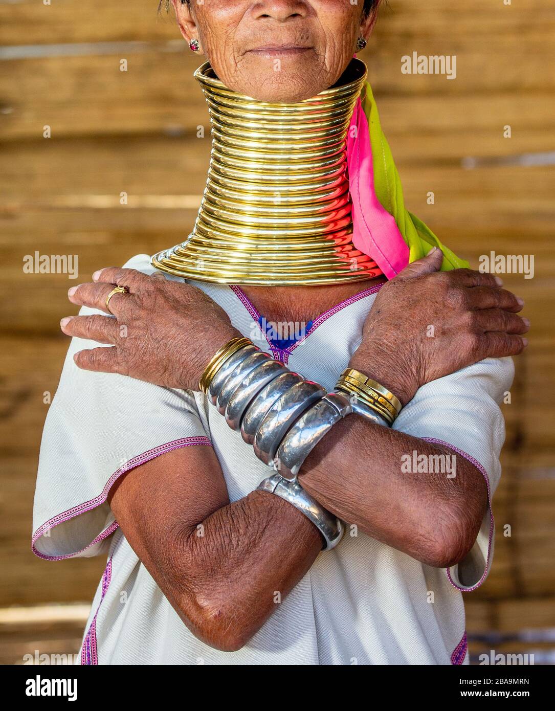 Elemente des traditionellen weiblichen Schmucks der Padaung-Menschen (Ringe am Hals und Armbänder an den Händen). Februar 2019 In Myanmar Statt. Stockfoto