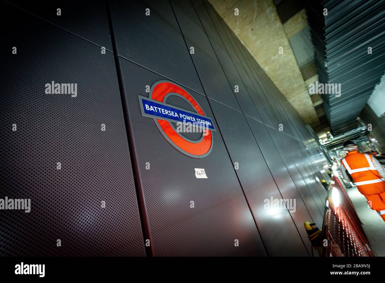 Battersea Power Station, London Underground Station Roundel Stockfoto