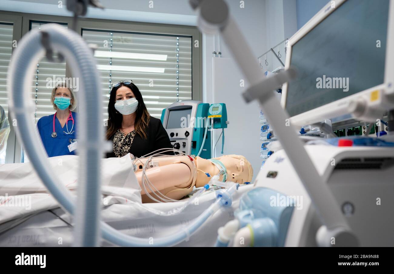 Berlin, Deutschland. März 2020. Dilek Kalayci, Berlins Senatorin für Gesundheit, lässt sich zeigen, wie man auf einer Dummy-Puppe in der neu eröffneten Intensivstation der Vivantes Humboldt Klinik im Bezirk Reinickendorf lüftet. Das Krankenhaus verfügt jetzt über 37 neue Betten in der Intensivstation für mögliche Covid-19-Patienten. Credit: Kay Nietfeld / dpa / Alamy Live News Stockfoto